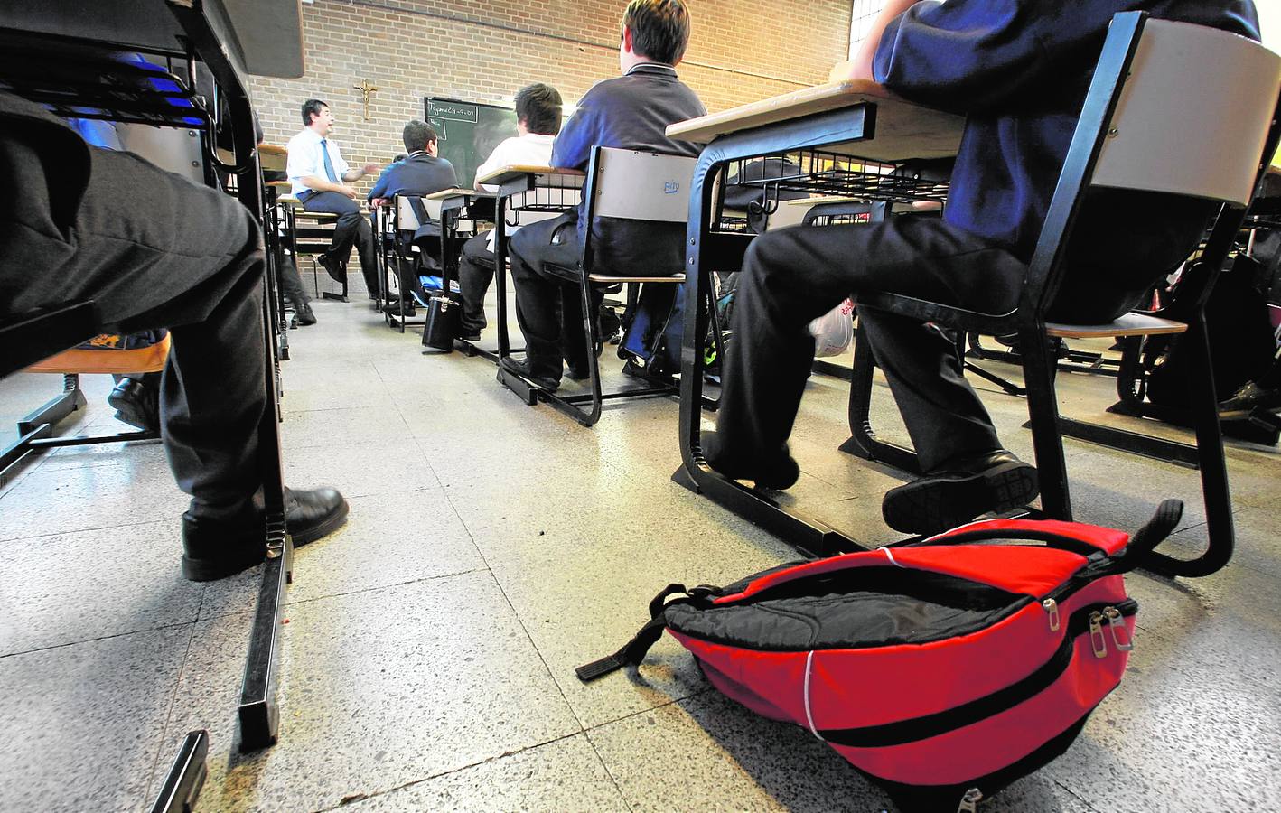 Vigilancia constante y registros en mochilas para prevenir suicidios en los colegios e institutos valencianos