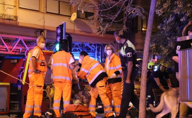 Asistidas cuatro personas y un bombero en un virulento incendio de una vivienda en Alicante