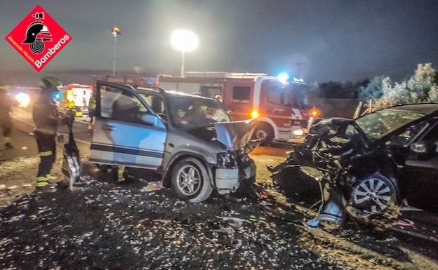 Dos niñas de 9 años resultan heridas de gravedad tras un choque frontal en la carretera de La Marina en Elche