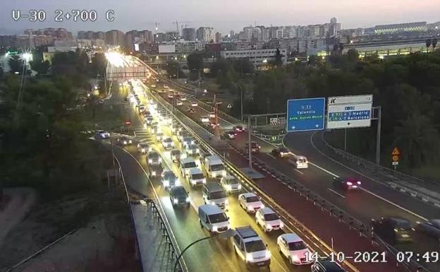 Valencia amanece con más de 33 kilómetros de atasco en las principales vías de acceso a la ciudad