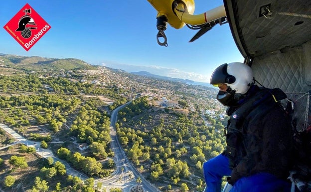 Helicópteros, la unidad canina y drones buscan un anciano desaparecido en Calp