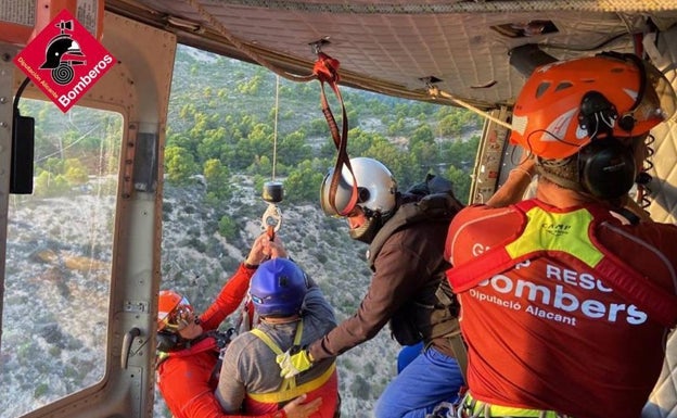 Un hombre se fractura las rodillas al sufrir un accidente con su parapente en Petrer