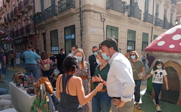 'Botigues al Carrer' dinamiza el comercio de proximidad con música, talleres y sorteos