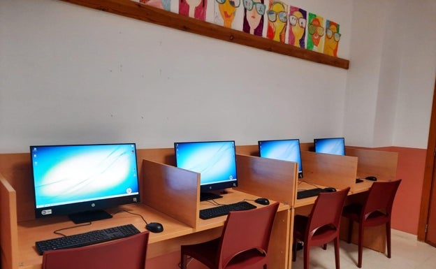 Palmera estrena equipos informáticos en la Biblioteca y el Telecentro