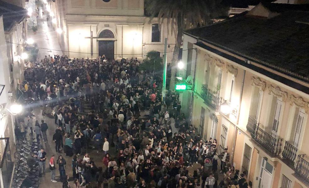 El botellón de Benimaclet fuerza a Ribó a reunir de urgencia a la Policía