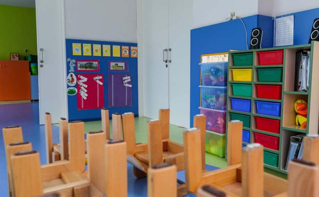 Educación separa a unas gemelas de Paterna durante tres cursos