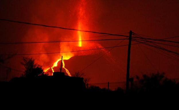 Las coladas de lava ralentizan su avance hacia el mar