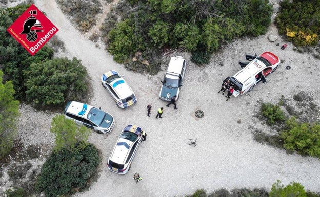 Rescatan a un anciano desorientado y perdido durante 14 horas en la montaña de Beniarrés