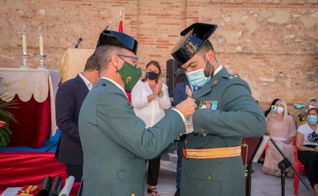 El teniente de la Guardia Civil, Oscar Arenas, recibe la cruz de la orden de Isabel la Católica