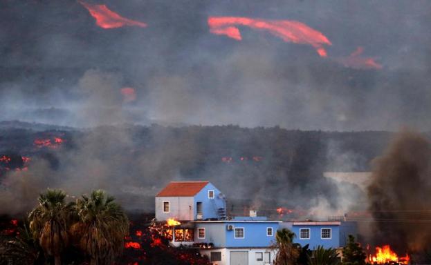 La lava está a 30 metros del océano