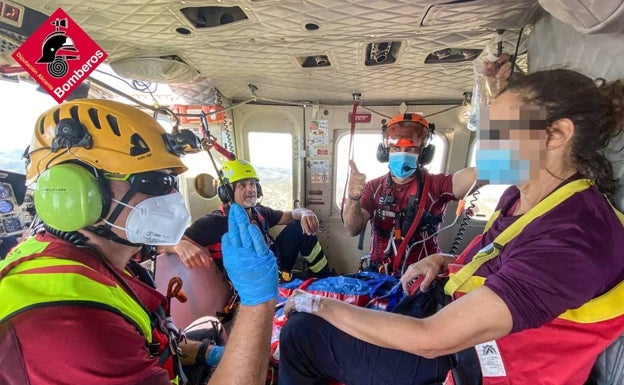 Rescatada en helicóptero una mujer en la Serrella tras facturarse la pierna