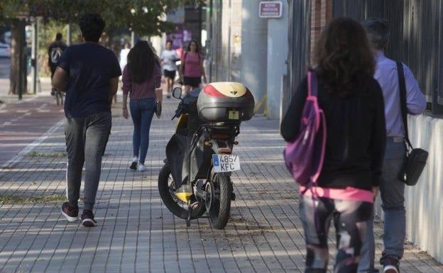 Valencia permite el abandono en las calles de un centenar de motos de alquiler