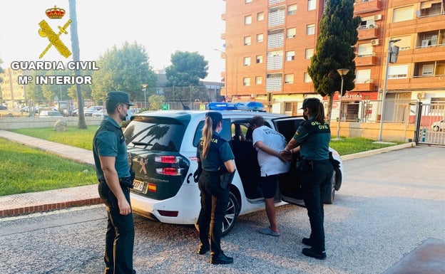 La Guardia Civil esclarece 27 robos con fuerza en lavanderías de la Ribera, l'Horta y la Safor