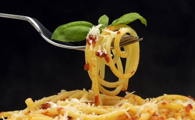 ¿Engorda realmente cenar pasta?