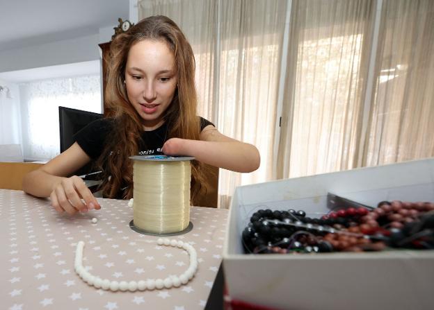 Una niña pone a la venta las joyas que elabora para comprarse una mano biónica