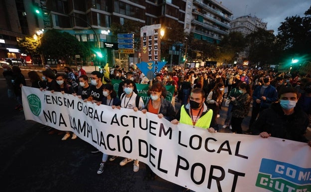 Los vecinos se manifiestan contra la ampliación del puerto