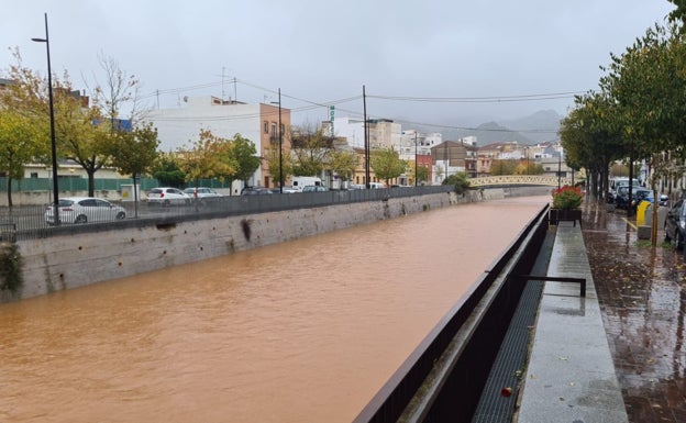 El barranco de Beniopa, casi lleno por los 130 litros de lluvia en Barx