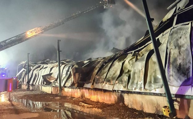 Los bomberos continúan enfriando la granja de gallinas de Sinarcas