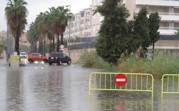 Las precipitaciones superan los 111 litros y provocan cortes de calles en Dénia y Xàbia