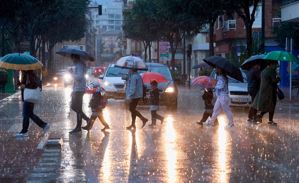 Las lluvias acumulan 50 litros y colapsan el tráfico en accesos a Valencia