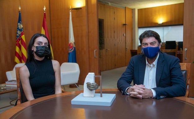 Mármol de Pinoso y bronce fundido en Alcoy para el monumento a las víctimas del coronavirus