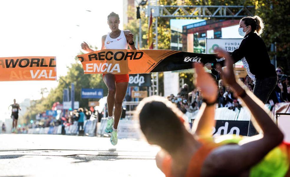 Letesenbet Gidey bate en Valencia el récord del mundo de medio maratón