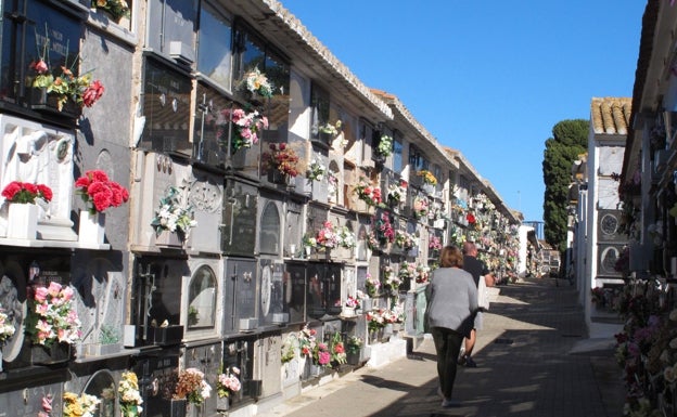 Benifaió amplía el servicio de bus gratuito al cementerio