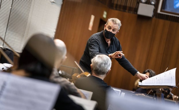 Alexander Liebreich toma la batuta con la urgencia de volver al Palau y azuzar a los músicos