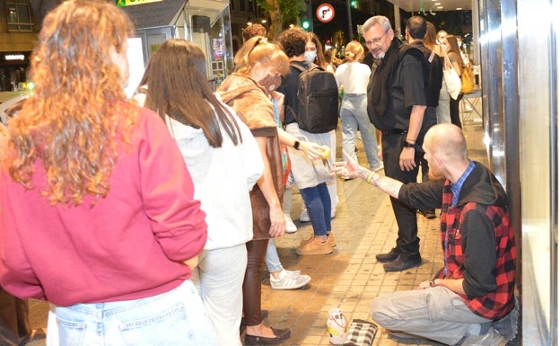 Universitarios llevan cena y desayuno a las personas sin hogar de Valencia