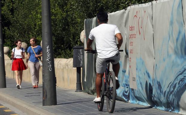 La DGT lanza una campaña de multas de 200 euros a bicis y patinetes en Valencia