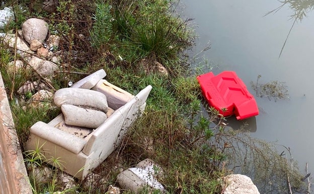 Denuncian el aumento de basura y el abandono del río Serpis en Gandia