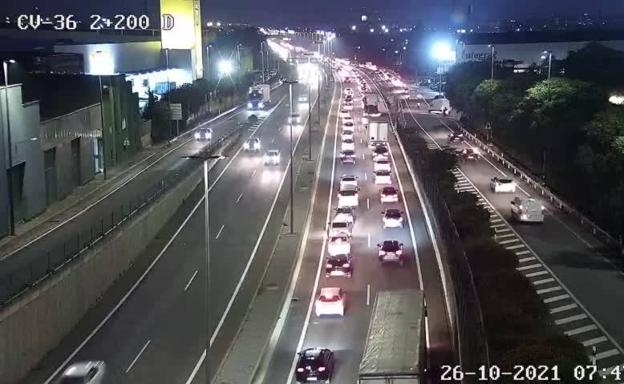 Más de 38 kilómetros de atasco colapsan las principales vías de acceso a Valencia