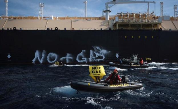 Greenpeace bloquea la entrada de un barco cargado de gas en Sagunto