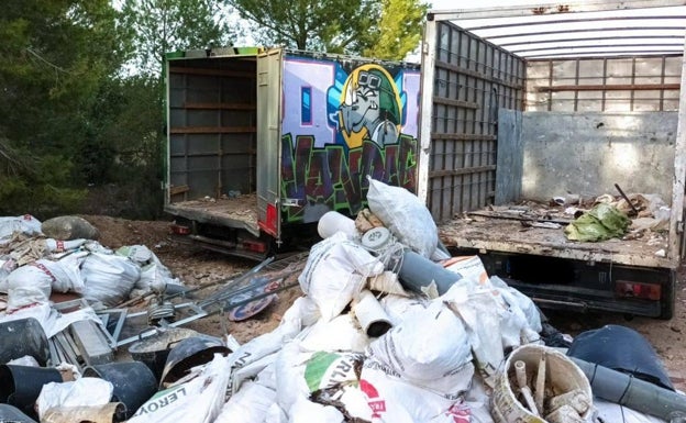 La Policía Local de Paterna intercepta dos camiones vertiendo 20 toneladas de escombros en una zona boscosa