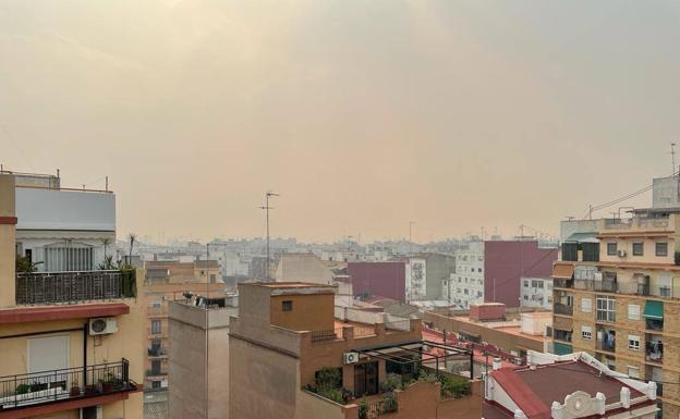 La quema de la paja del arroz llena Valencia de humo