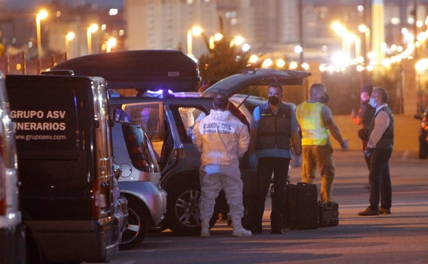 Un hombre descuartiza a su pareja y tira sus restos a la basura en Torrevieja