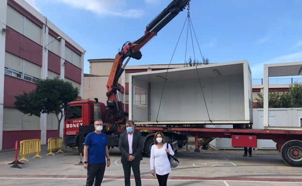 Un colegio de l'Alcúdia se despide de los barracones tras once años