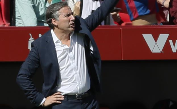 Javier Pereira estrenó su sistema de cinco defensas en el Levante