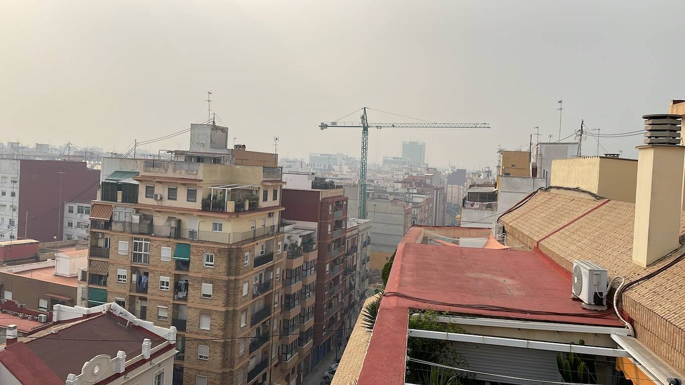 La quema de la paja del arroz llena Valencia de humo