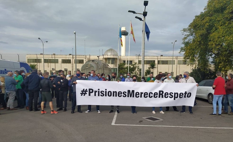 Funcionarios de la cárcel de Picassent protestan tras el acuchillamiento de un compañero por un preso en Cuenca
