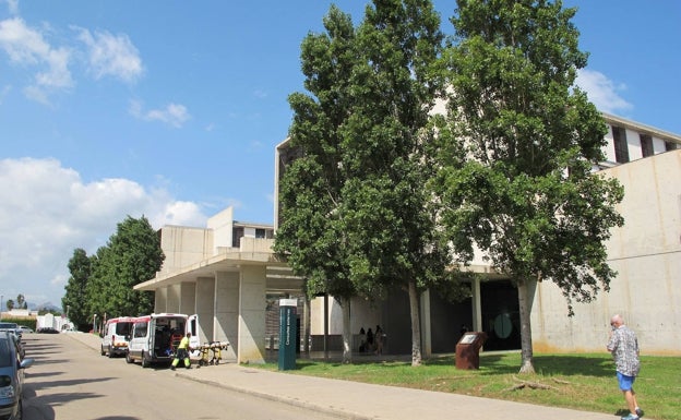 Los trabajadores del hospital de Dénia recurren al Síndic por la falta de respuesta del Consell sobre la venta de acciones