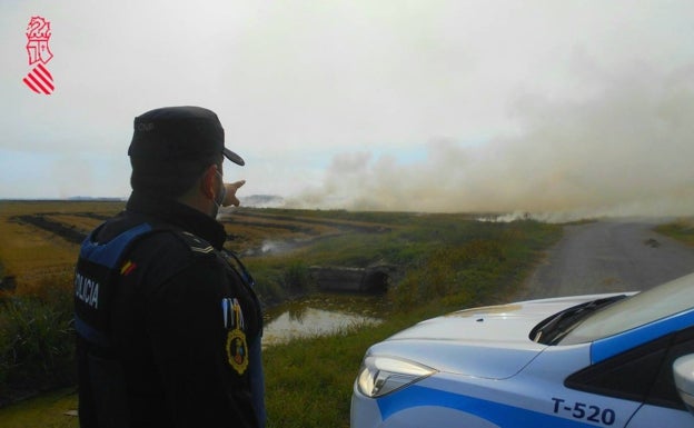 La Policía de la Generalitat vigila la quema de la paja tras el humo que inundó ayer Valencia y l'Horta