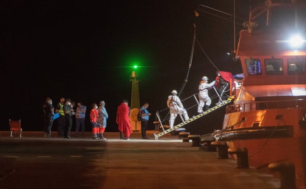 Rescatan una patera con 16 personas, tres de ellos menores, en aguas cercanas a Tabarca