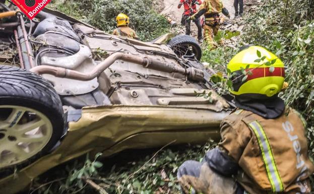 Un joven muere y rescatan a otro 20 horas después de caer con su coche a un barranco en Alcoy