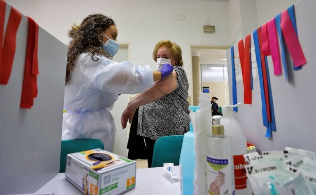 Sanidad vacuna en la Comunitat a cerca de 75.000 personas contra la gripe durante los primeros días de la campaña