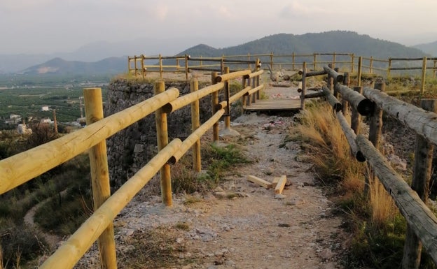 Oliva renueva el mirador del castillo, dañado en el incendio de Santa Anna de hace un año