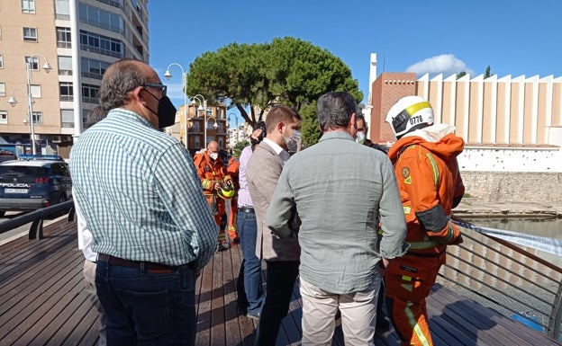 Dos intoxicados en el puerto de Gandia por una fuga de amoniaco en la fábrica de hielo de la Lonja