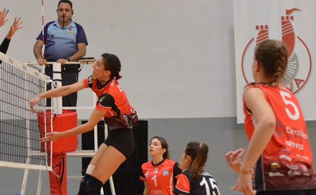 El equipo femenino del Xàtiva voleibol se trae un punto de la capital del Turia