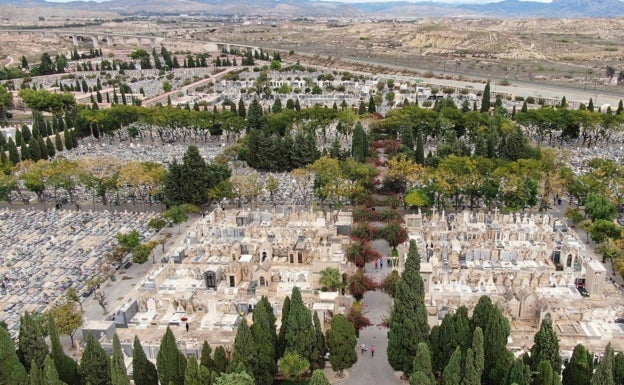 Así ha transcurrido el Día de Todos los Santos en el cementerio de Alicante