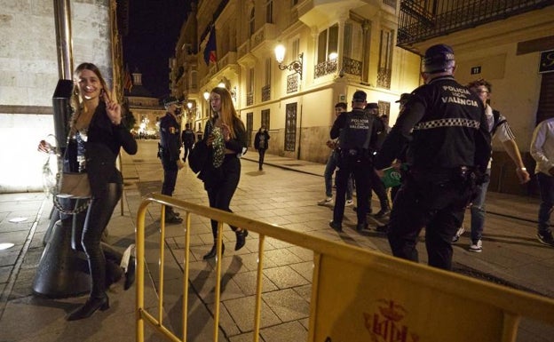 La lluvia y el refuerzo de limpieza eliminan los restos de la fiesta de Halloween en Valencia